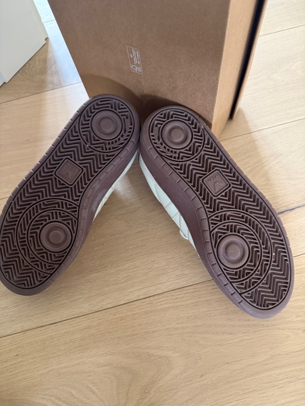 Veja Women's Cream Sneakers with Brown Sole and Black Heel Tab - New! - Picture 3 of 4